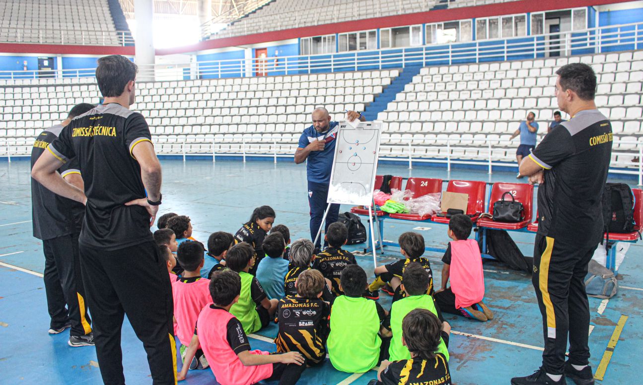 Amazonas FC recebe visita do treinador da base do Fortaleza para intercâmbio técnico